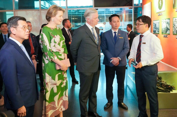 Belgian King Philippe (L, 3rd) and Queen Mathilde (L, 2nd) listen to an introduction by a representative of the War Remnants Museum in Ho Chi Minh City, Vietnam, about the history and operations of the facility, April 3, 2025. Photo: Huu Hanh / Tuoi Tre