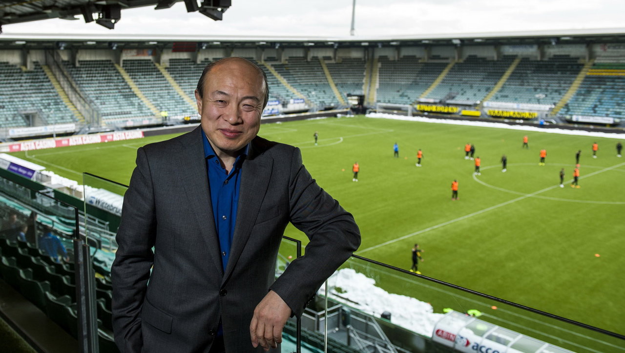 Ông chủ Wang Hui trên sân của ADO Den Haag  -hoofditels.com