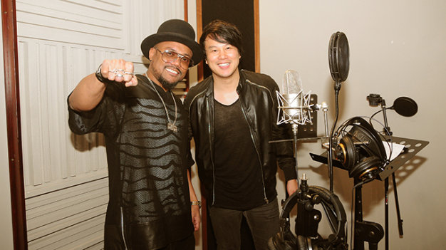 Alp.de.ap: Tôi tin rằng bạn sẽ được “trả lương” xứng đáng khi biết “nghĩ lớn”. Trong ảnh: Alp.de.ap (trái) và Thanh Bùi tại phòng thu của Soul Music Academy vào sáng 1-8 - Ảnh: Thảo An