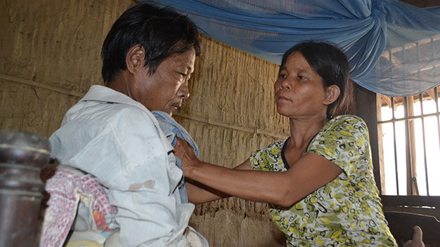 Chị Tư làm việc như một cỗ máy vì chồng con - Ảnh: Trần Mai