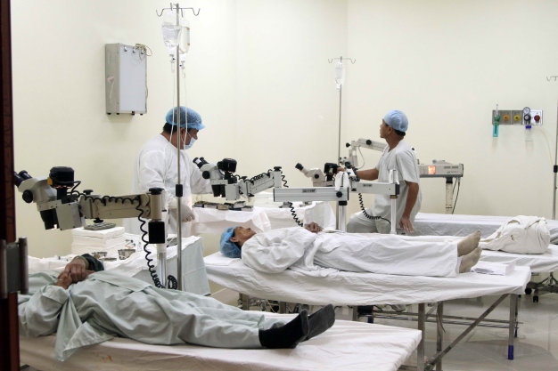 Bác sĩ đang chuẩn bị thiết bị để phẫu thuật