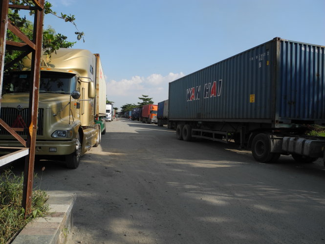 Xe container ùn ứ tại cửa khẩu Mộc Bài