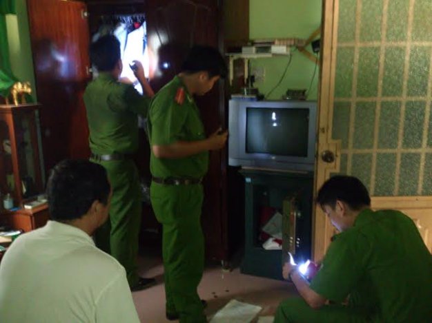 Cơ quan công an khám xét nhà ở của bà Liên - Ảnh: Huy Phách