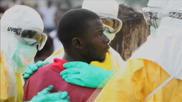 Các nhân viên y tế vây bắt một bệnh nhân Ebola trốn viện tại Liberia - Ảnh: Reuters