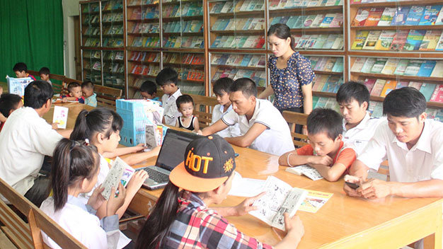 Học sinh và người dân đọc sách ở thư viện Hoa Cương - Ảnh: V.Đ.