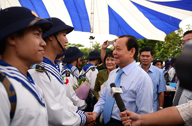 Ông Lê Thanh Hải - ủy viên Bộ Chính trị, bí thư Thành ủy TP.HCM -  căn dặn các tân binh phải hoàn thành tốt nhiệm vụ bảo vệ Tổ quốc - Ảnh: Hữu Khoa