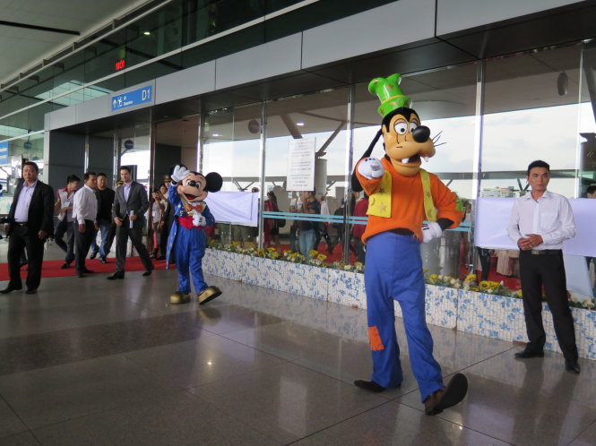 Mickey, Goofy chào người hâm mộ