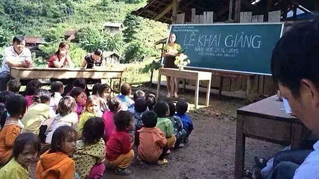 Bức ảnh gây xôn xao trên mạng trong dịp khai giảng năm học mới 2014-2015