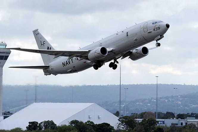 Một chiếc P-8 Poseidon của Mỹ cất cánh ở Úc - Ảnh: Reuters
