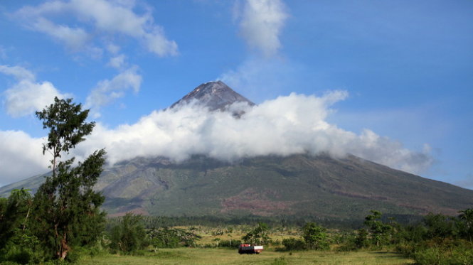 Khói bốc lên từ miệng núi lửa Mayon - Ảnh: AFP