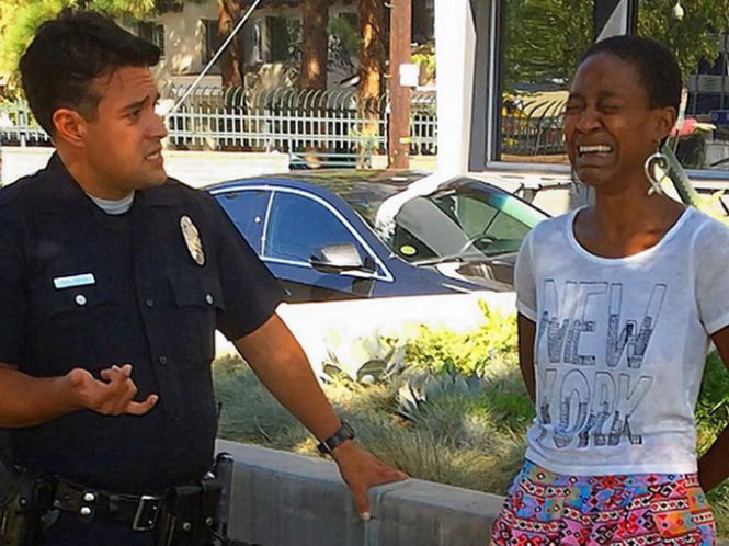 Hình ảnh Danièle Watts khóc mếu máo khi bị cảnh sát bang Los Angeles còng tay vì nghi cô là gái bán hoa được đăng trên trang Facebook. Nguồn: Telegraph