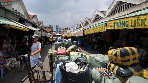 Tiểu thương đã quen buôn bán ở tầng trệt do thuận lợi khi giao dịch với bạn hàng và vận chuyển hàng hóa  - Ảnh: H.T.Vân