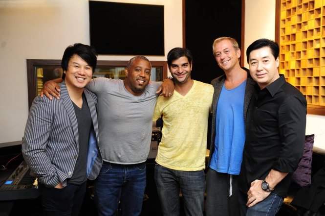 Thanh Bùi, Wayne Hector và AJ Junior (từ trái sang) cùng các cộng sự tại phòng thu Soul Academy  - Ảnh: Q.N.