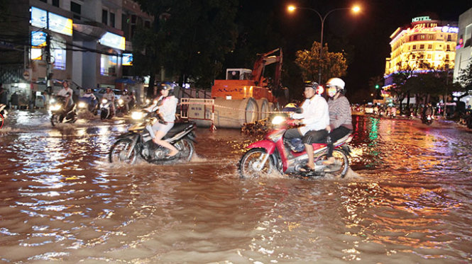 : Nước ngập trên đường Hòa Bình đoạn có dự án lắp đặt cống thoát nước chống ngập cho đường này - Ảnh: Chí Quốc