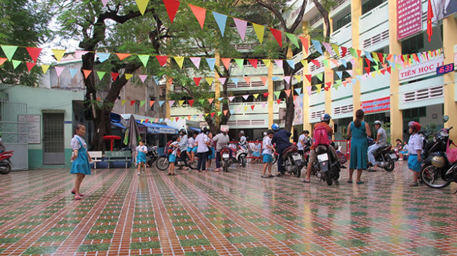 Học sinh Trường tiểu học Phan Văn Trị, quận 1, TP.HCM sau giờ tan trường - Ảnh: L.Trang
