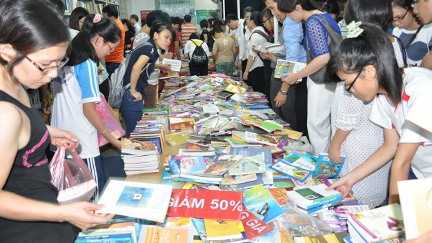 Những quầy sách giảm giá, đồng giá luôn chật kín người xem - Ảnh: V.V.Tuân