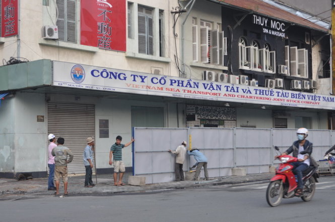Công nhân bắt đầu lập hàng rào đường Nguyễn Huệ chiều ngày 11-10 (Ảnh: D.N.Hà).
