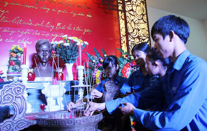Đoàn viên thanh niên tỉnh Quảng Nam dâng hương lên anh hùng liệt sĩ Nguyễn Văn Trỗi - Ảnh: P.Thành