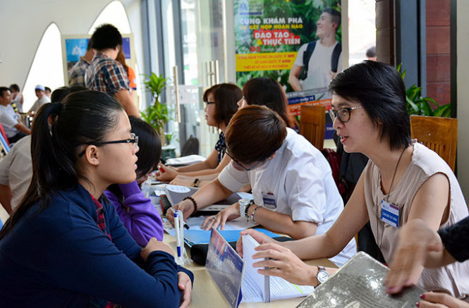 Thí sinh tìm hiểu thông tin khi xét tuyển nguyện vọng bổ sung vào Trường ĐH Hoa Sen năm 2014 - Ảnh: Minh Giảng