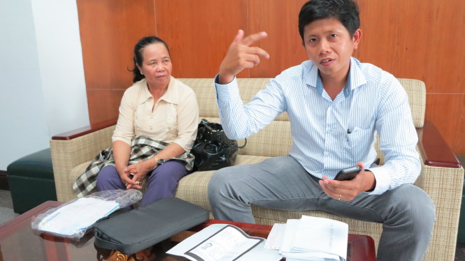 Ông Võ Minh Phương và mẹ là bà Trần Thị Sang kể lại câu chuyện không may xảy ra với gia đình mình - Ảnh: Lê Nam