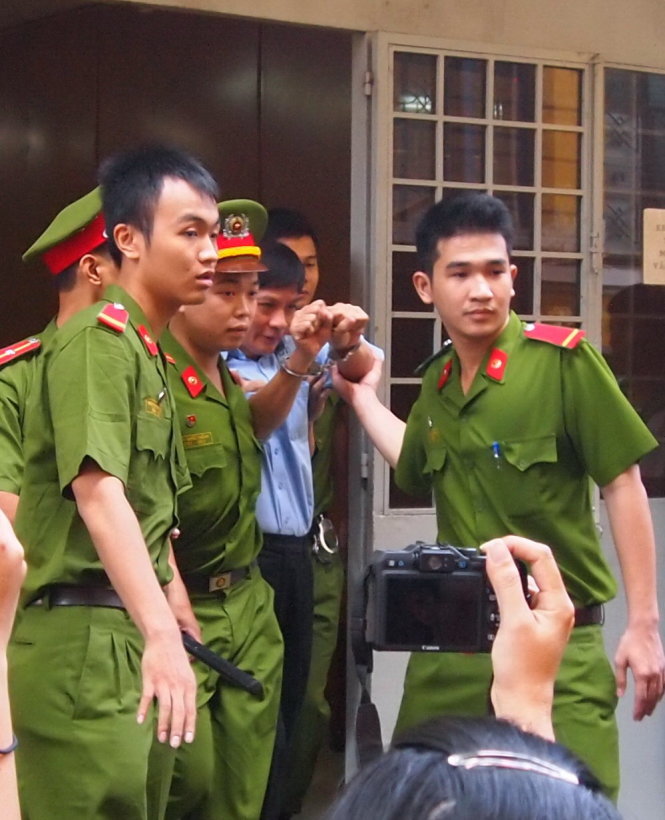 Nguyên luật sư Lương Anh Tiến (X) bị tòa sơ thẩm TAND TP.HCM xử 16 năm tù về tội lừa đảo chiếm đoạt tài sản - Ảnh: H.Điệp