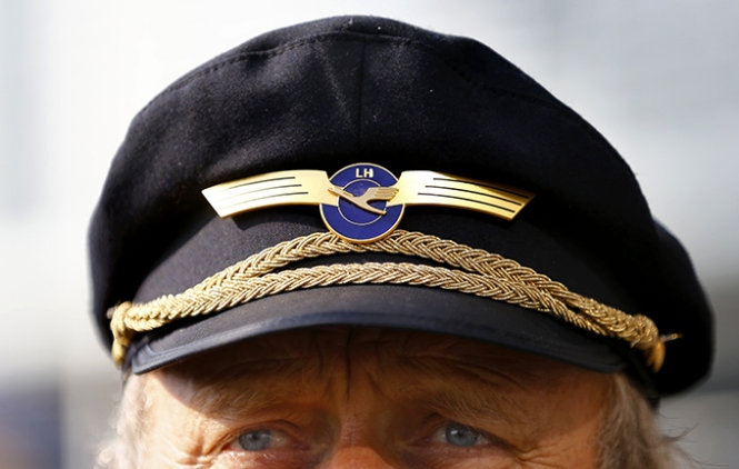 Một phi công của hãng Lufthansa tham gia đình công tại sân bay Fraport ở Frankfurt ngày 2-4-2014 - Ảnh: Reuters