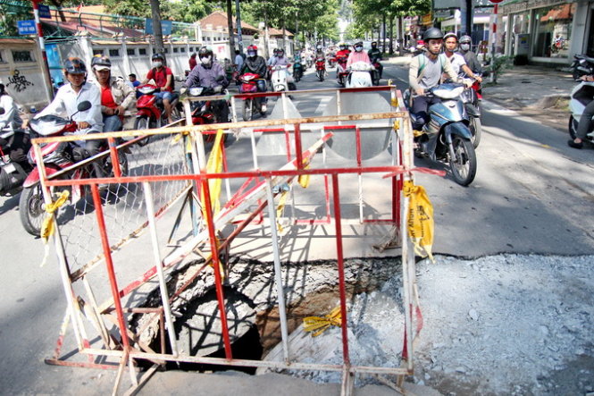 Do “hố tử thần nằm ngay giữa ngã ba nên đã gây cản trở giao thông sáng 22-10 - Ảnh: Mậu Trường
