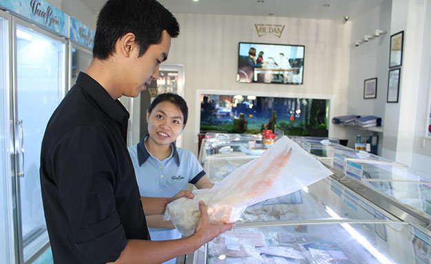 Ngày càng nhiều người tiêu dùng chọn hải sản đông lạnh tiêu chuẩn xuất khẩu - Ảnh: T.Mạnh
