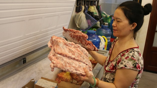Bà Châu Thị Tâm (quận Tân Phú, TP.HCM) chọn thịt heo nhập khẩu từ châu Âu tại cửa hàng ở quận Tân Phú - Ảnh: T.Long