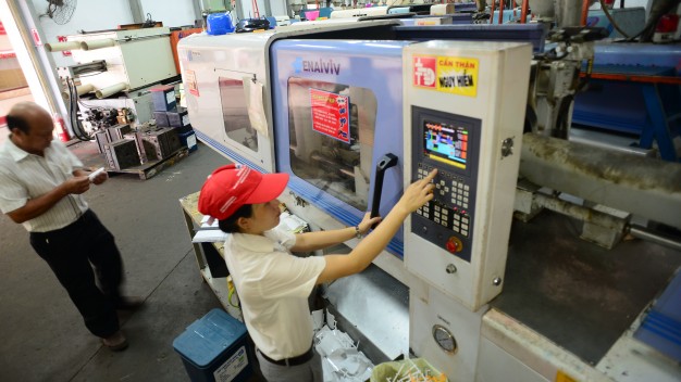 Phần lớn doanh nghiệp sản xuất trong ngành nhựa đều sử dụng máy ép nhựa nhập khẩu từ nước ngoài. Trong ảnh: sử dụng máy ép nhựa nhập khẩu từ Đài Loan của Công ty TNHH Nhựa Chợ Lớn - Ảnh: T.T.D.