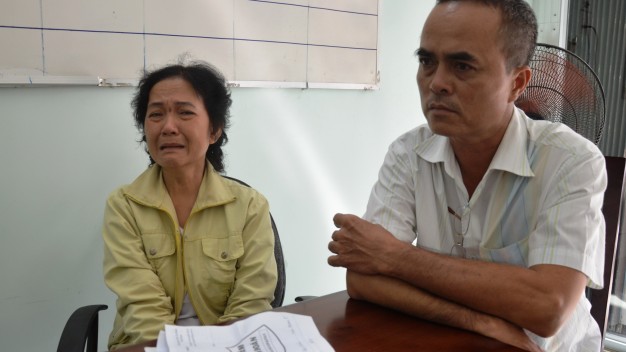 Bà Nguyễn Thị Trọn rơi lệ thuật lại uẩn khúc quanh cái chết của bà Thâu. - Ảnh: Sơn Bình)