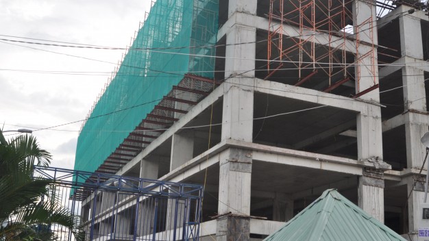 Chung cư Tecco tower Tham Lương đã ngừng thi công vào chiều 30-10 - Ảnh: D.N.Hà