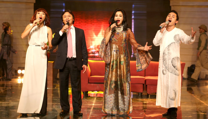 Từ trái qua: Trần Thu Hà, Quang Lý, Thanh Lam và Tùng Dương thể hiện ca khúc Người Hà Nội (Nguyễn Đình Thi) - Ảnh: G.Tiến