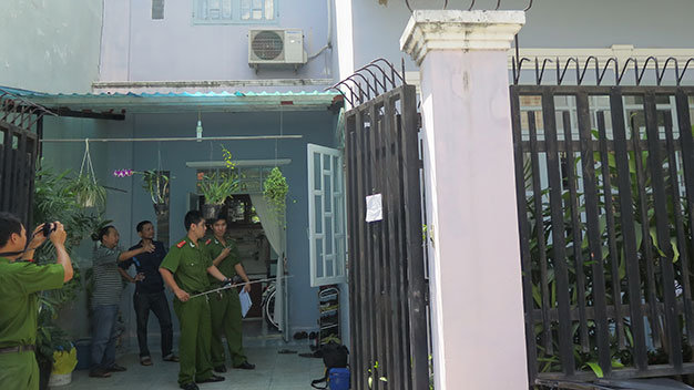 Công an Q.9 và Phòng nghiệp vụ Công an TP.HCM khám nghiệm hiện trường để truy xét vụ trộm - Ảnh: Đức Thanh