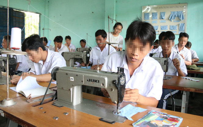 Dạy nghề cho các đối tượng cai nghiện tại Trung tâm Giáo dục dạy nghề và giải quyết việc làm Nhị Xuân (H.Hóc Môn, TP.HCM) - Ảnh: Tiến Long
