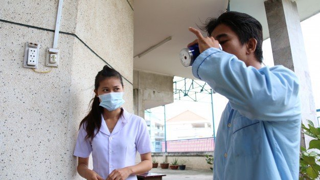 Bệnh nhân uống thuốc điều trị tại trung tâm cai nghiện ma túy TP.HCM - Ảnh: T.Long