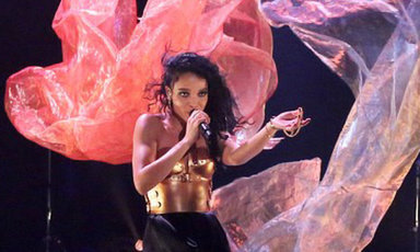 FKA Twigs biểu diễn ca khúc Two Weeks tại The Tonight Show hôm 4-11