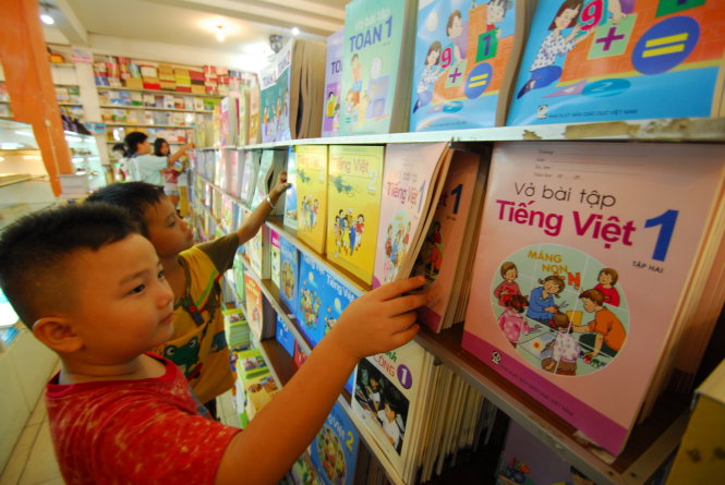 Học sinh chọn sách giáo khoa ở nhà sách Minh Khai, Q.1, TP.HCM - Ảnh: Hoàng Thạch Vân