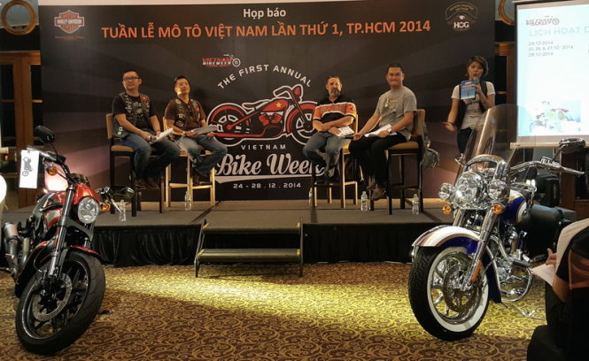 Đại diện BTC và Harley-Davidson of Saigon, Saigon H.O.G trả lời các câu hỏi từ các CLB xe môtô tại TP.HCM cũng như người mê xe môtô phân khối lớn cá nhân ngày 11-12 - Ảnh: T.Trực