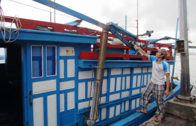 Phía trên mạn trái của tàu cá KH 98192 bị đâm vỡ