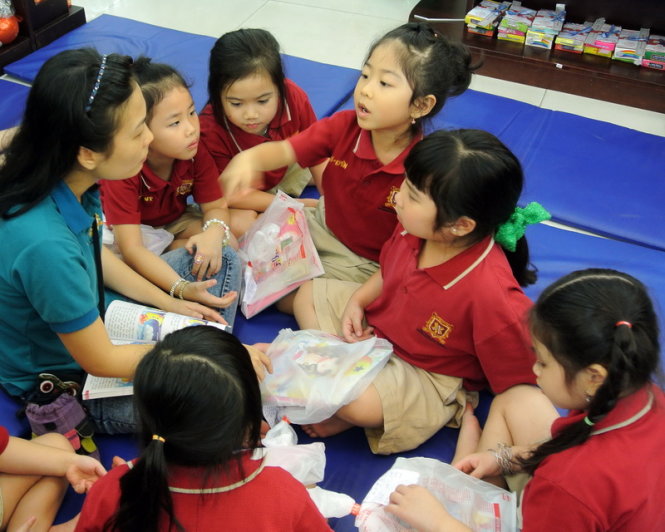 Các em thiếu nhi đến hội sách trong ngày khai mạc. Ảnh: L.Điền
