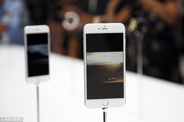 Các khách hàng tại Nga không thể mua trực tuyến iPhone 6, iPad và các sản phẩm khác của Apple vào ngày 17-12 trong bối cảnh giá đồng rúp tuột dốc mạnh so với đồng đôla Mỹ (USD) - Ảnh: Reuters