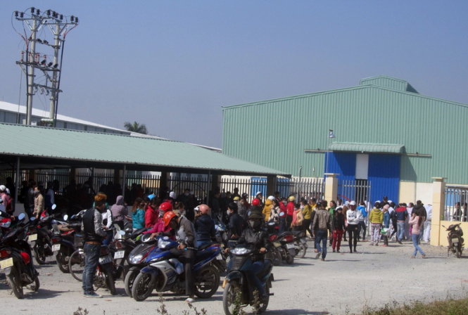 Vì tham gia ngưng việc đình công ngày 16, 17-12 nên những lao động này đã bị đuổi việc ngay khi trở lại công ty sáng 18-12 (ảnh H.H)