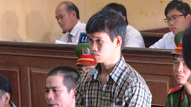 Nguyễn Tuấn Vũ đứng nghe tuyên án - Ảnh Thục Vy