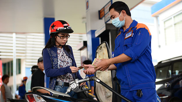 Từ chiều 22-12-2014, giá bán lẻ mỗi lít xăng RON 92 lùi về mức 17.880 đồng