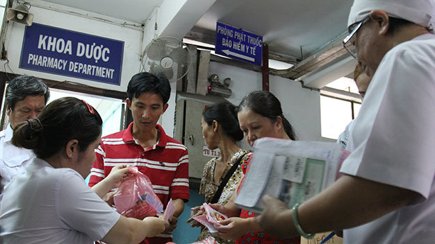 Việc thanh toán khám chữa bệnh BHYT có nhiều thay đổi từ ngày 1-1-2015. Trong ảnh: bệnh nhân BHYT lãnh thuốc tại Bệnh viện Chấn thương chỉnh hình TP.HCM - Ảnh: Hữu Khoa