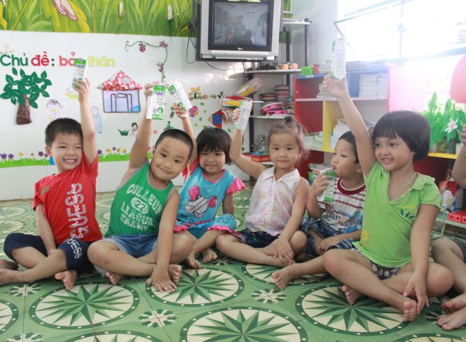 Trẻ mầm non uống sữa học đường - Ảnh: A Lộc