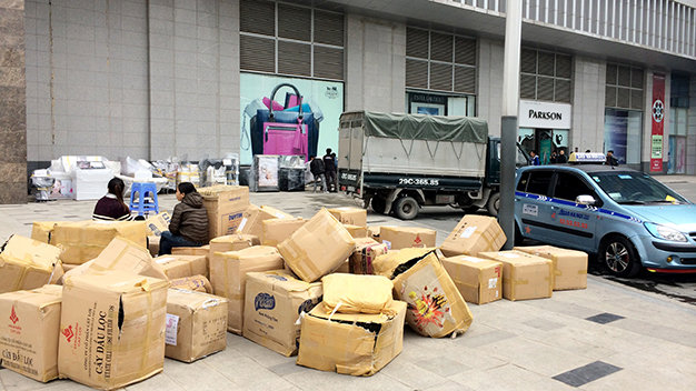 Tiểu thương dọn hàng hóa ra khỏi Trung tâm thương mại Parkson KeangNam sáng 4-1 - Ảnh: Lâm Hoài