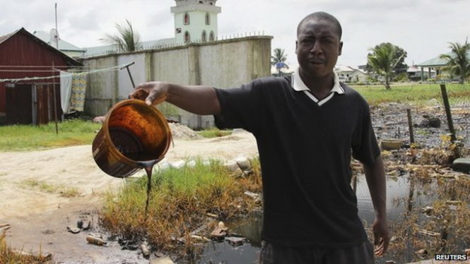 Ngư dân vùng đồng bằng tại Nigeria chịu ảnh hưởng nặng nề nhất từ sự cố tràn dầu năm 2008 - Ảnh: Reuters