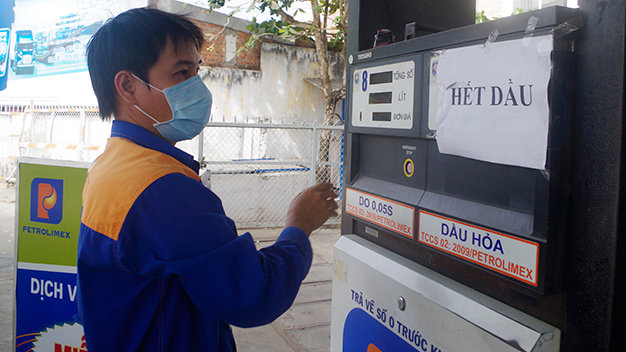 Cửa hàng xăng dầu số 2 của Petrolimex Bạc Liêu thông báo “hết dầu” lửa - Ảnh: Ngọc Hân